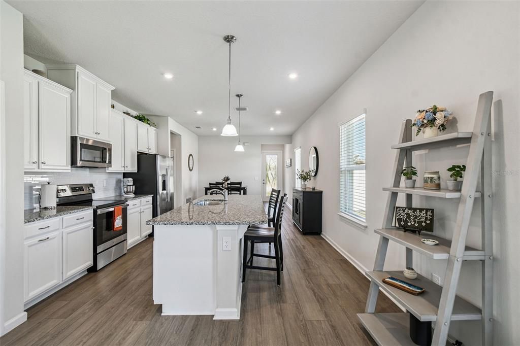 Под контрактом: $359,900 (3 спален, 2 ванн, 1500 Квадратных фут)