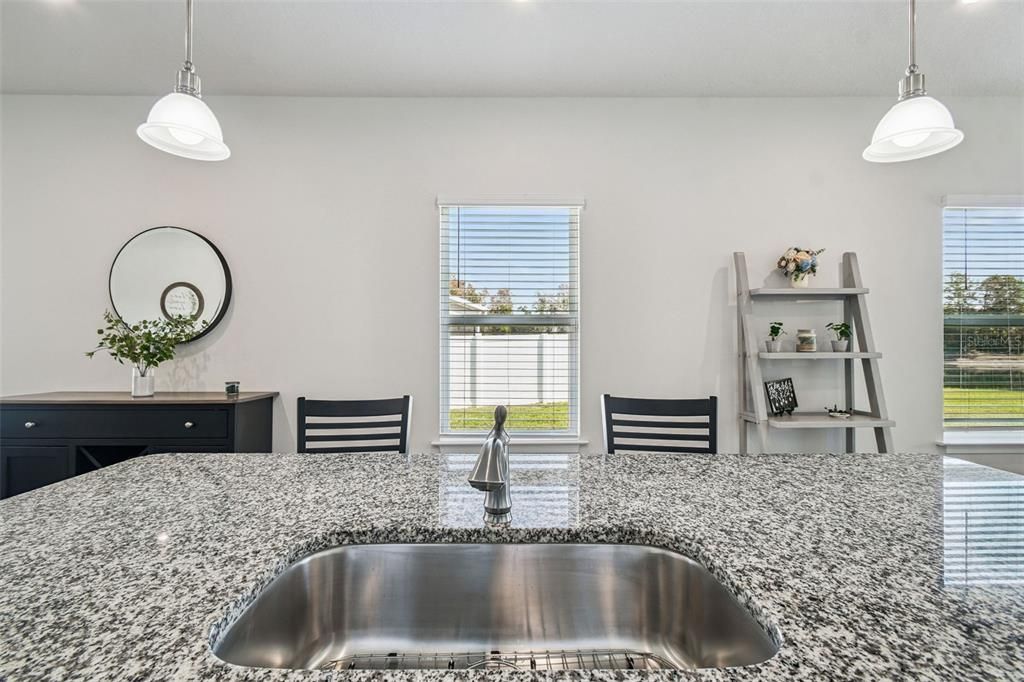 Под контрактом: $359,900 (3 спален, 2 ванн, 1500 Квадратных фут)