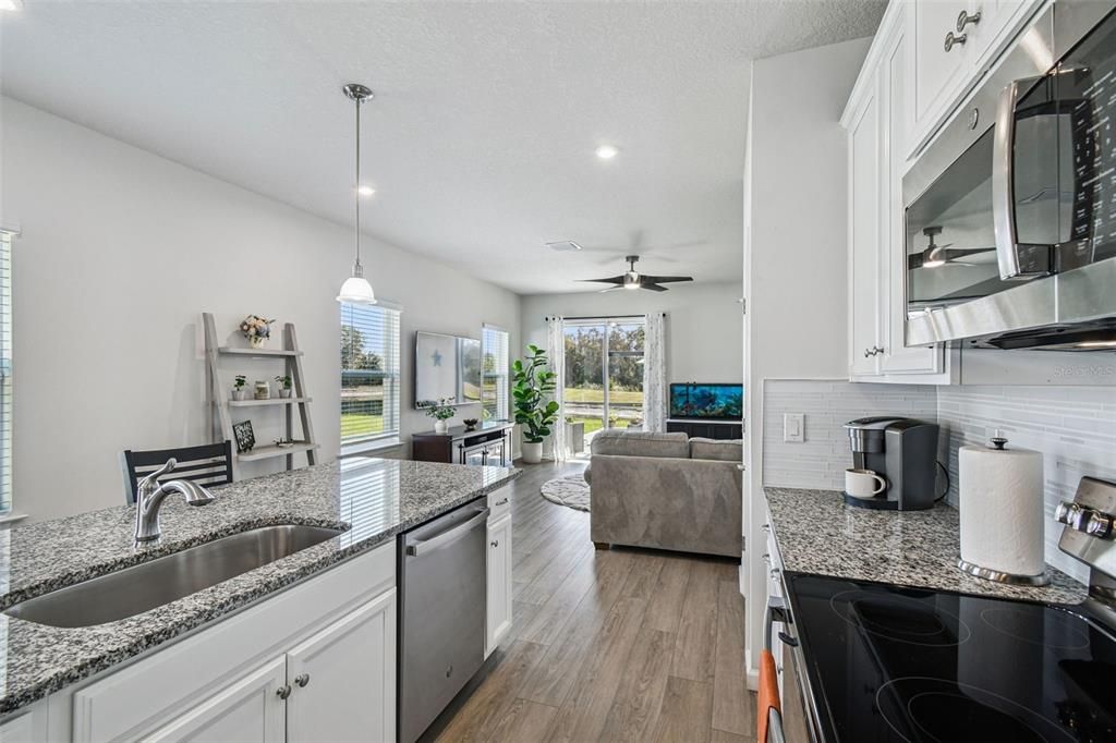 Под контрактом: $359,900 (3 спален, 2 ванн, 1500 Квадратных фут)