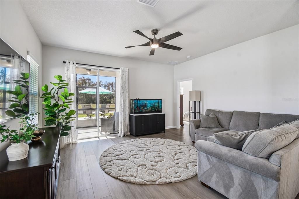 Под контрактом: $359,900 (3 спален, 2 ванн, 1500 Квадратных фут)