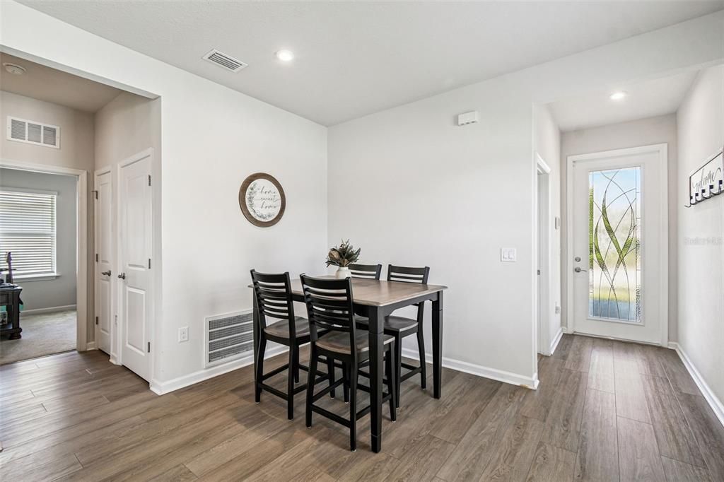 Под контрактом: $359,900 (3 спален, 2 ванн, 1500 Квадратных фут)