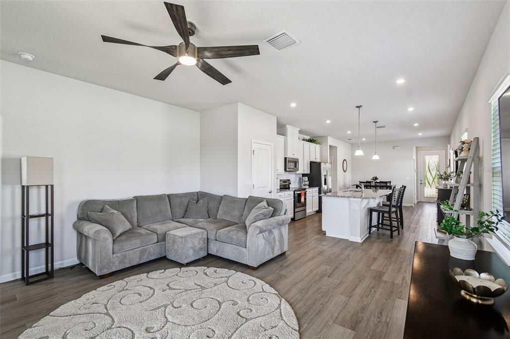 Под контрактом: $359,900 (3 спален, 2 ванн, 1500 Квадратных фут)