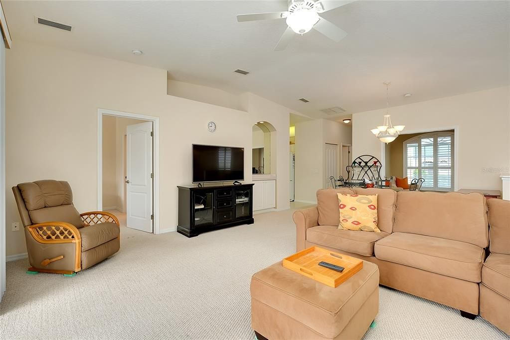 For Sale: $287,500 (3 beds, 2 baths, 1270 Square Feet)