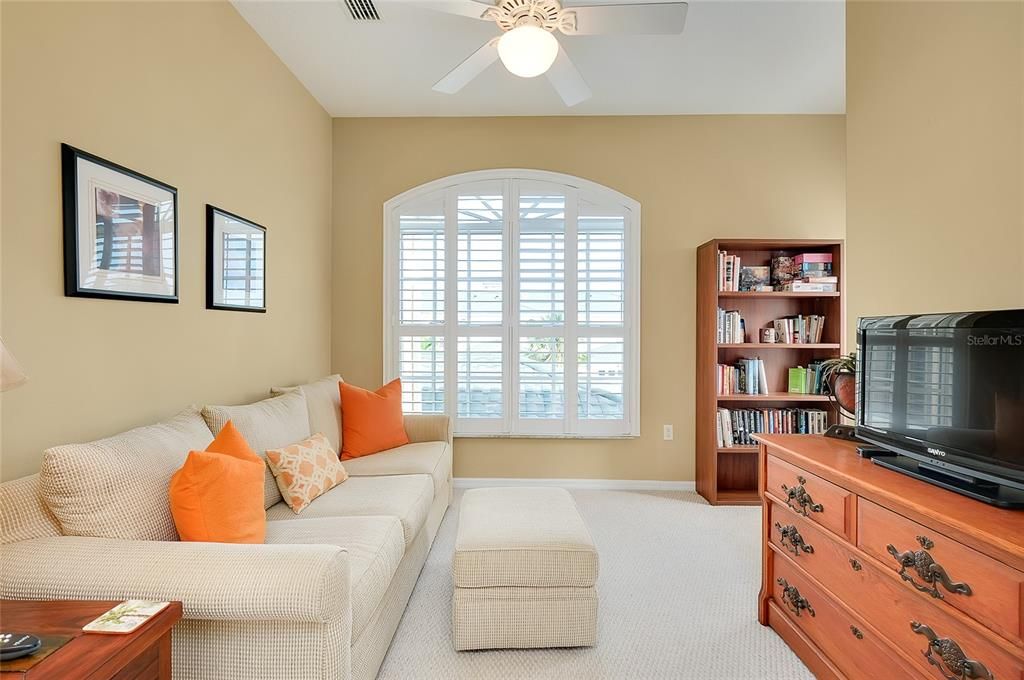 For Sale: $287,500 (3 beds, 2 baths, 1270 Square Feet)