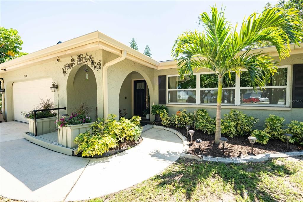 Active With Contract: $3,200 (3 beds, 2 baths, 1795 Square Feet)