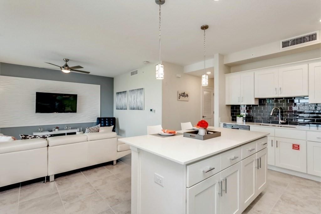 For Sale: $285,000 (2 beds, 2 baths, 1186 Square Feet)