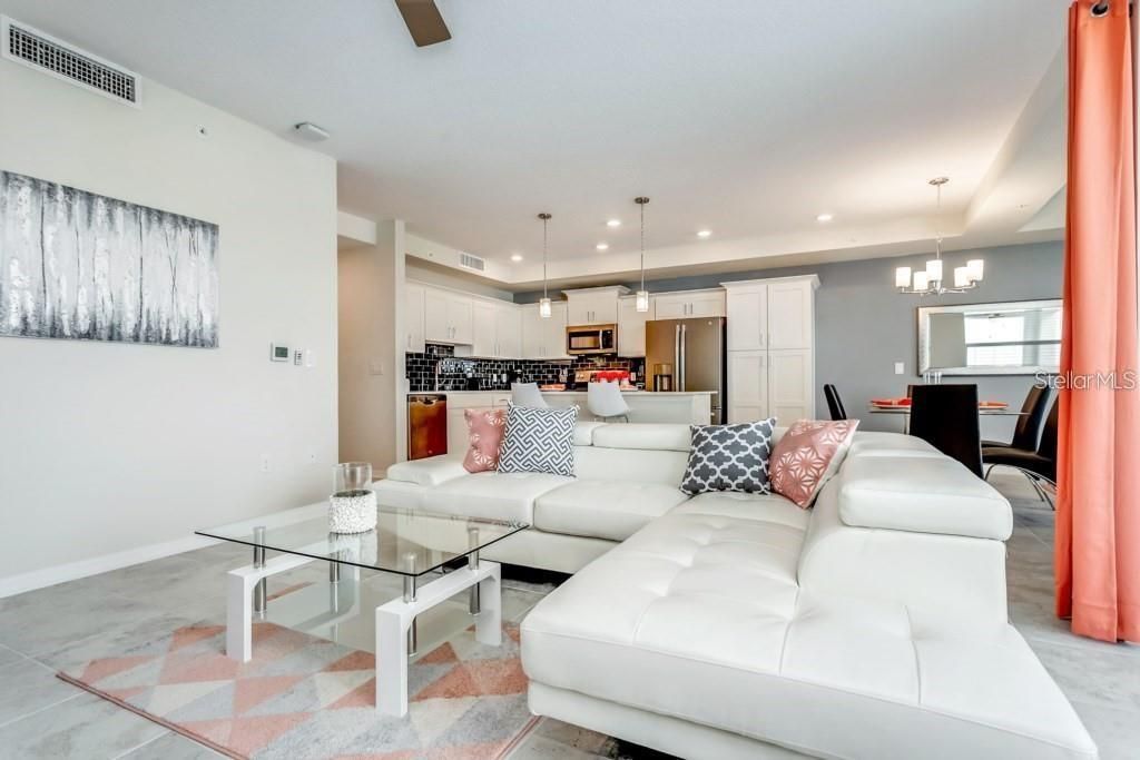 For Sale: $285,000 (2 beds, 2 baths, 1186 Square Feet)