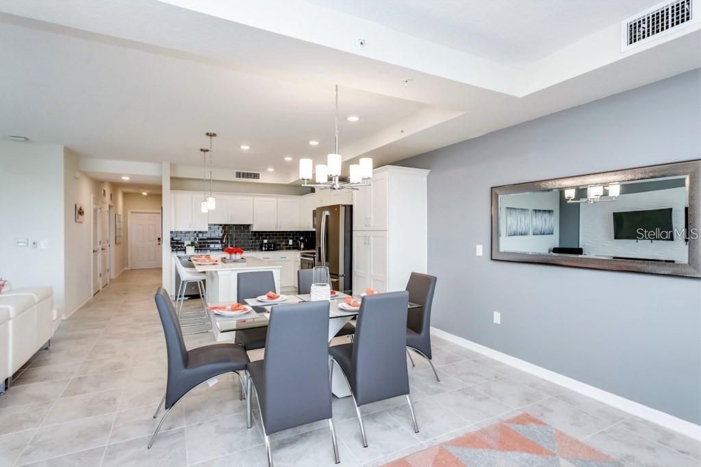 For Sale: $285,000 (2 beds, 2 baths, 1186 Square Feet)