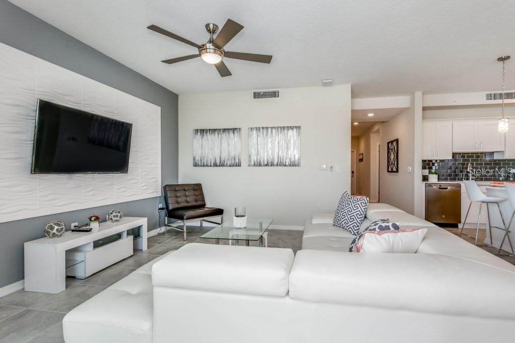 For Sale: $285,000 (2 beds, 2 baths, 1186 Square Feet)