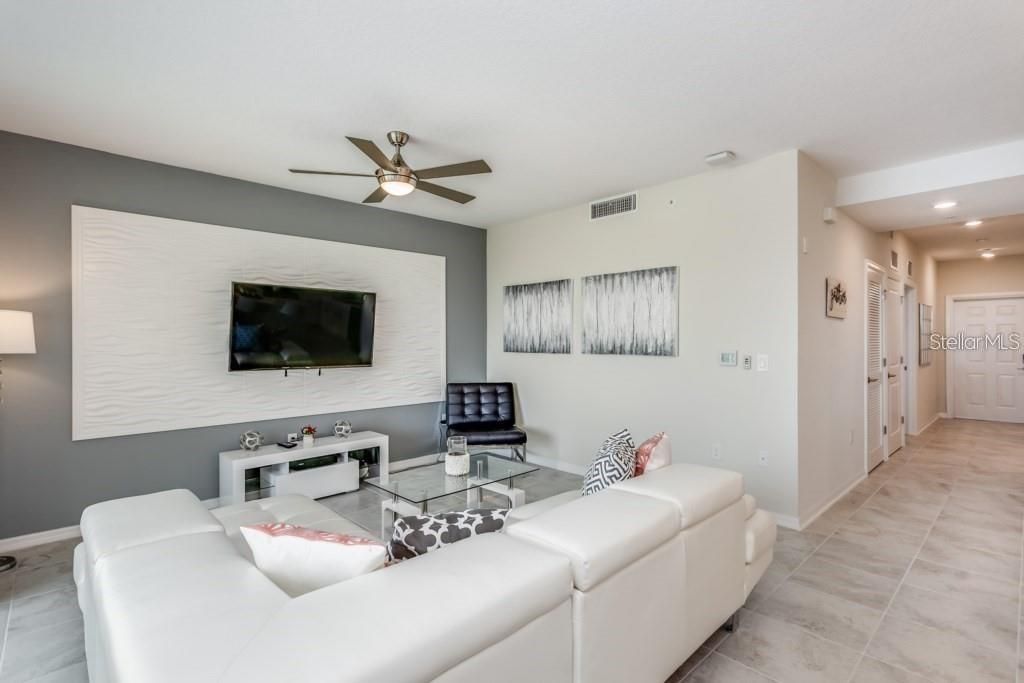 For Sale: $285,000 (2 beds, 2 baths, 1186 Square Feet)