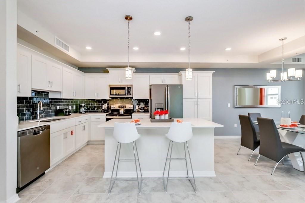 For Sale: $285,000 (2 beds, 2 baths, 1186 Square Feet)