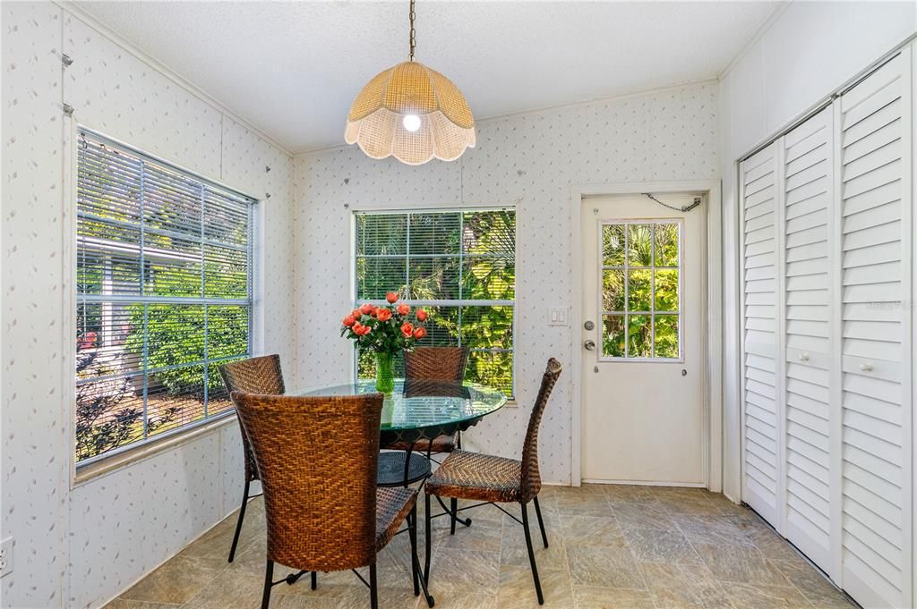 На продажу: $239,000 (3 спален, 2 ванн, 1390 Квадратных фут)