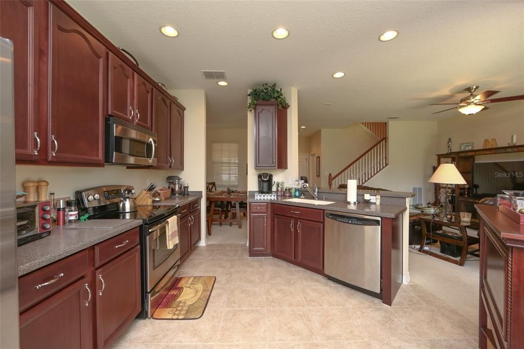 На продажу: $375,000 (3 спален, 2 ванн, 1818 Квадратных фут)