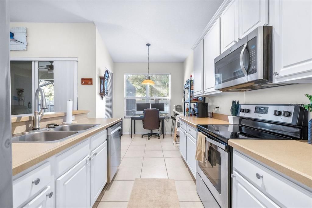 合同活跃: $500,000 (3 贝兹, 2 浴室, 1745 平方英尺)