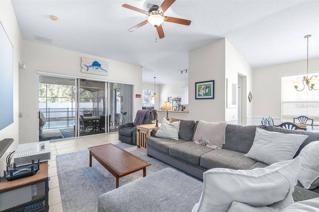 合同活跃: $500,000 (3 贝兹, 2 浴室, 1745 平方英尺)