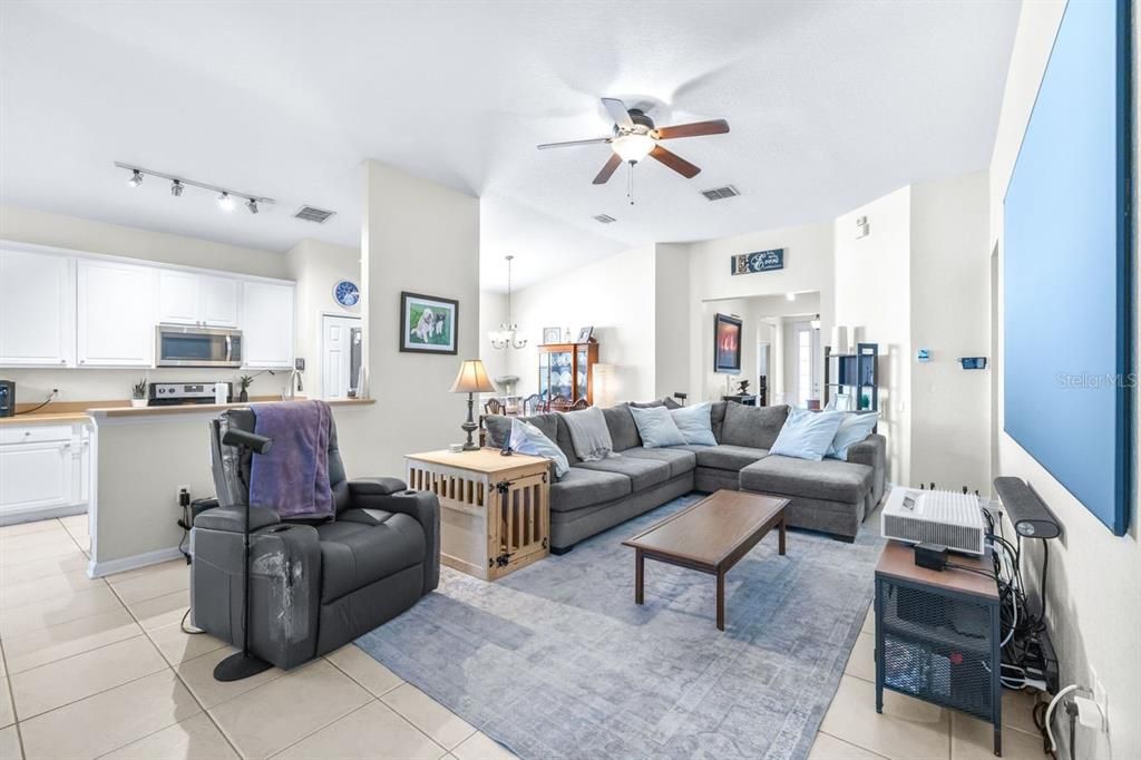 合同活跃: $500,000 (3 贝兹, 2 浴室, 1745 平方英尺)