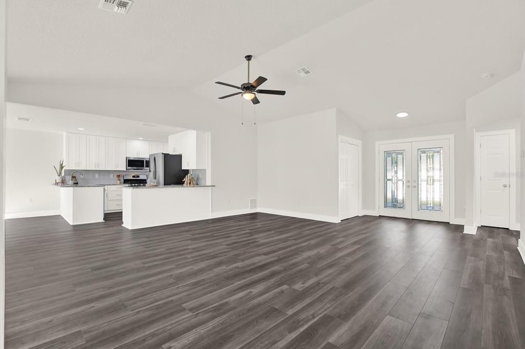 Active With Contract: $370,000 (3 beds, 2 baths, 1528 Square Feet)