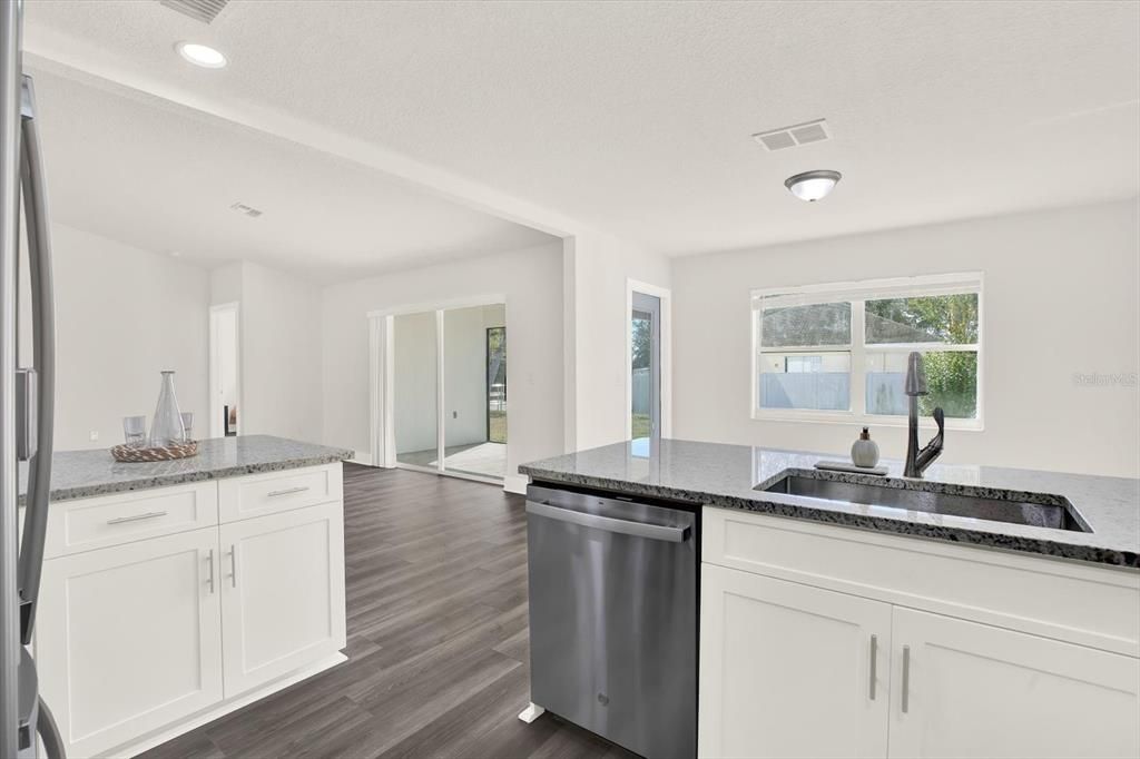 Active With Contract: $370,000 (3 beds, 2 baths, 1528 Square Feet)