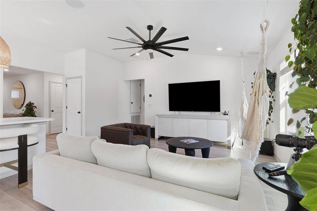 For Sale: $325,000 (3 beds, 2 baths, 1558 Square Feet)