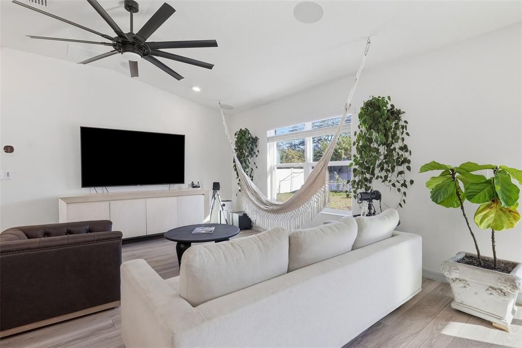 For Sale: $325,000 (3 beds, 2 baths, 1558 Square Feet)