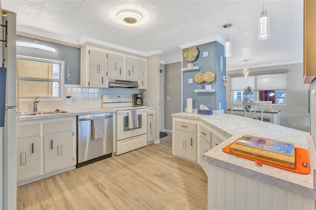 For Sale: $225,000 (2 beds, 2 baths, 1056 Square Feet)