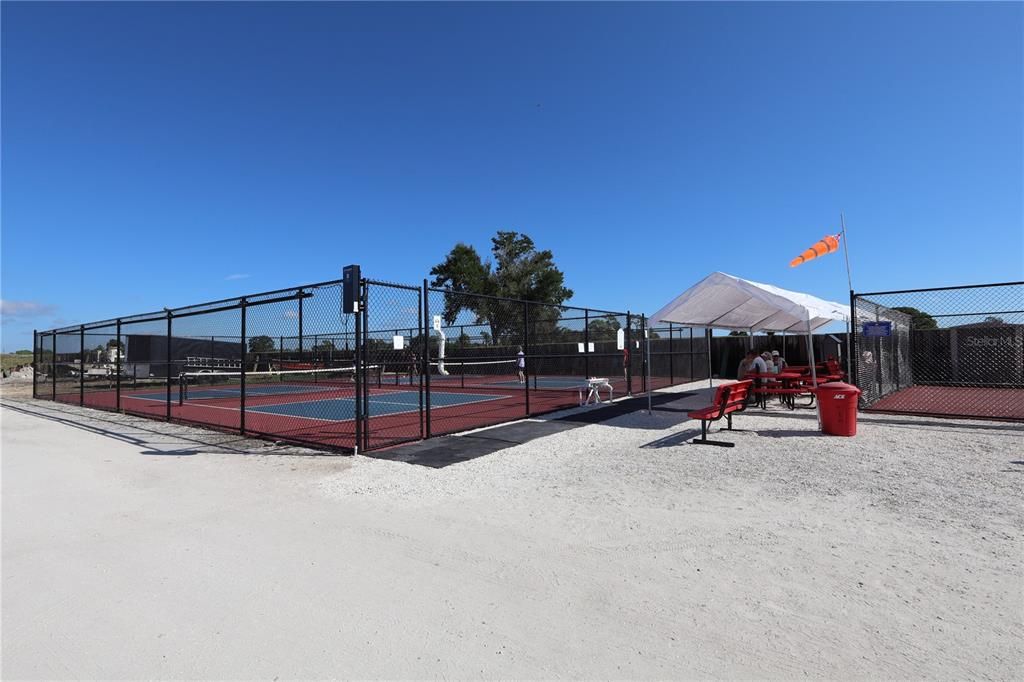 For Sale: $225,000 (2 beds, 2 baths, 1056 Square Feet)