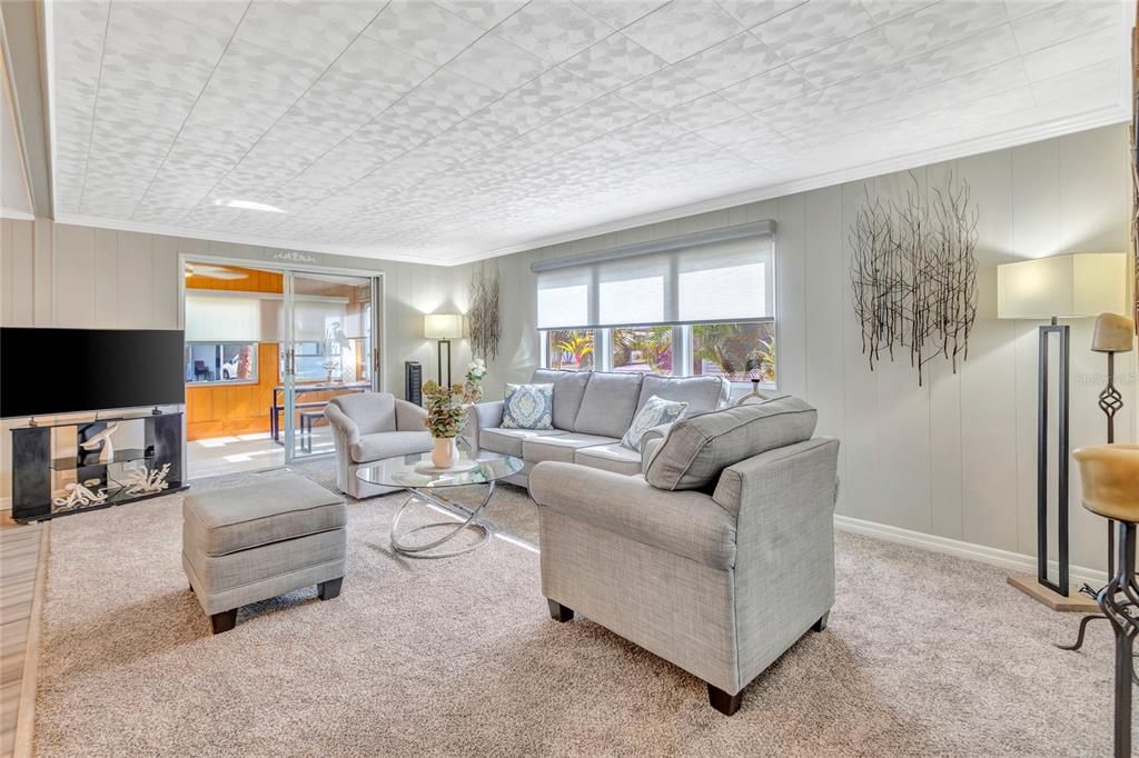 For Sale: $225,000 (2 beds, 2 baths, 1056 Square Feet)