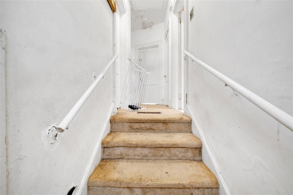 Под контрактом: $335,000 (3 спален, 2 ванн, 1970 Квадратных фут)