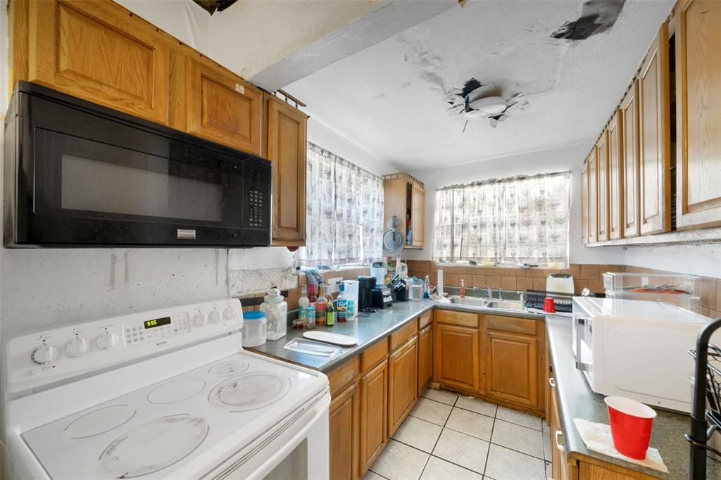 Под контрактом: $335,000 (3 спален, 2 ванн, 1970 Квадратных фут)