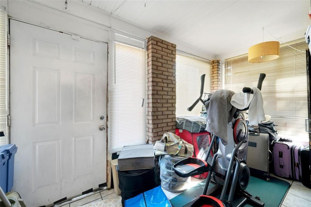 Под контрактом: $335,000 (3 спален, 2 ванн, 1970 Квадратных фут)