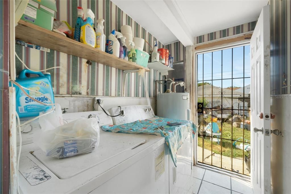 Под контрактом: $335,000 (3 спален, 2 ванн, 1970 Квадратных фут)