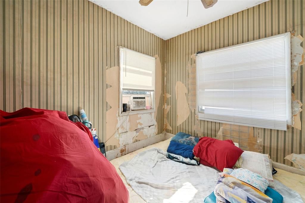 Под контрактом: $335,000 (3 спален, 2 ванн, 1970 Квадратных фут)