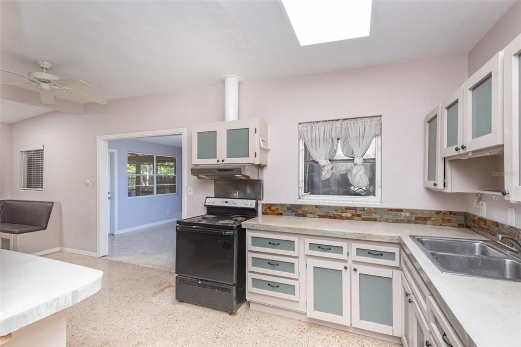 For Sale: $219,900 (3 beds, 2 baths, 1318 Square Feet)