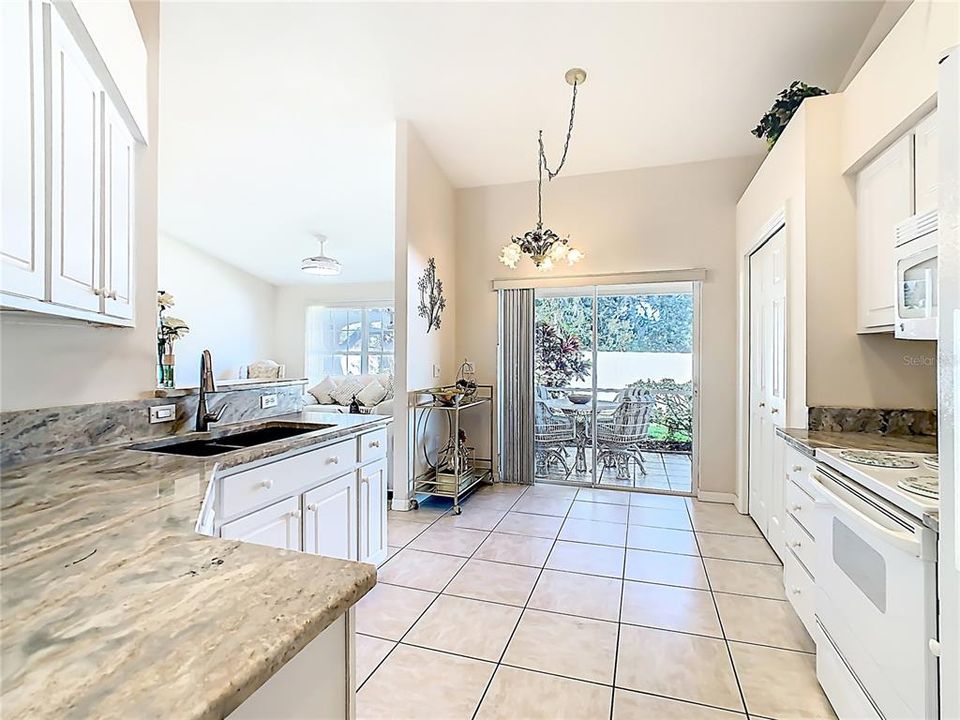 合同活跃: $260,000 (3 贝兹, 2 浴室, 1368 平方英尺)