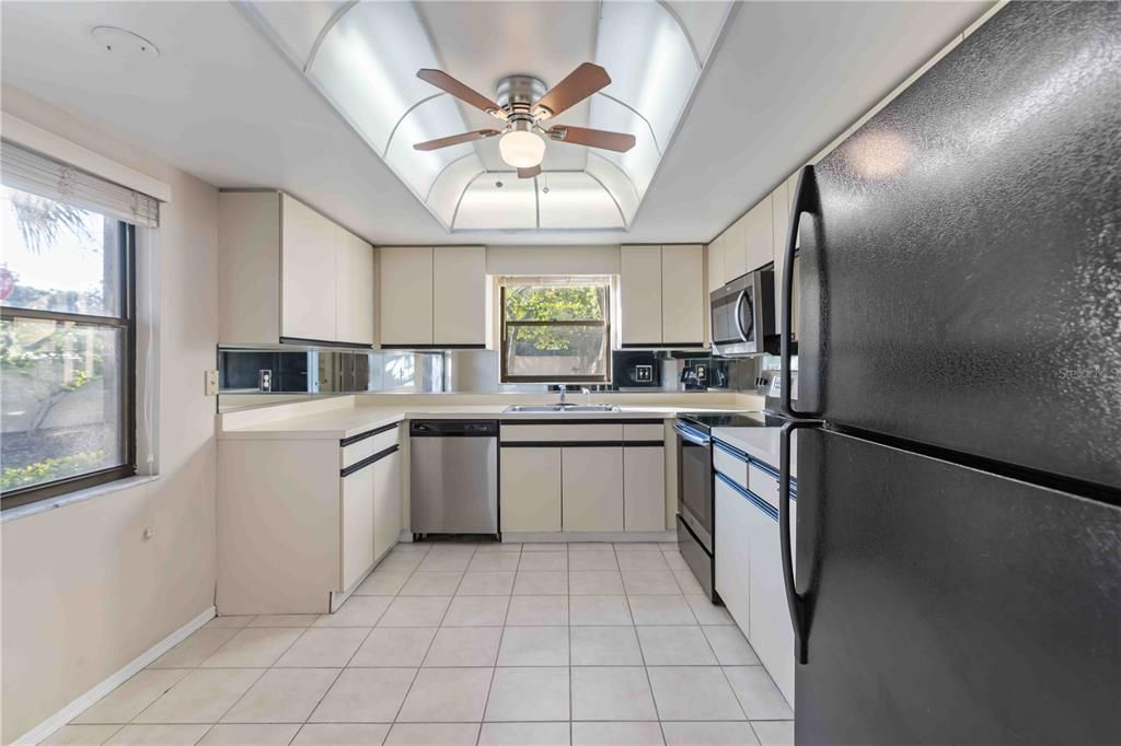 For Sale: $215,000 (2 beds, 2 baths, 1080 Square Feet)