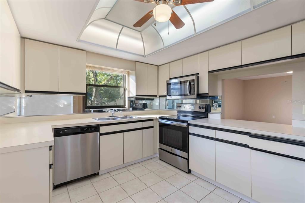 For Sale: $215,000 (2 beds, 2 baths, 1080 Square Feet)