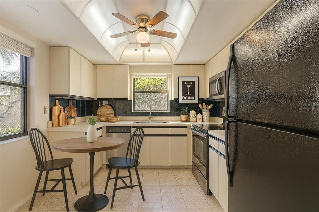 For Sale: $215,000 (2 beds, 2 baths, 1080 Square Feet)