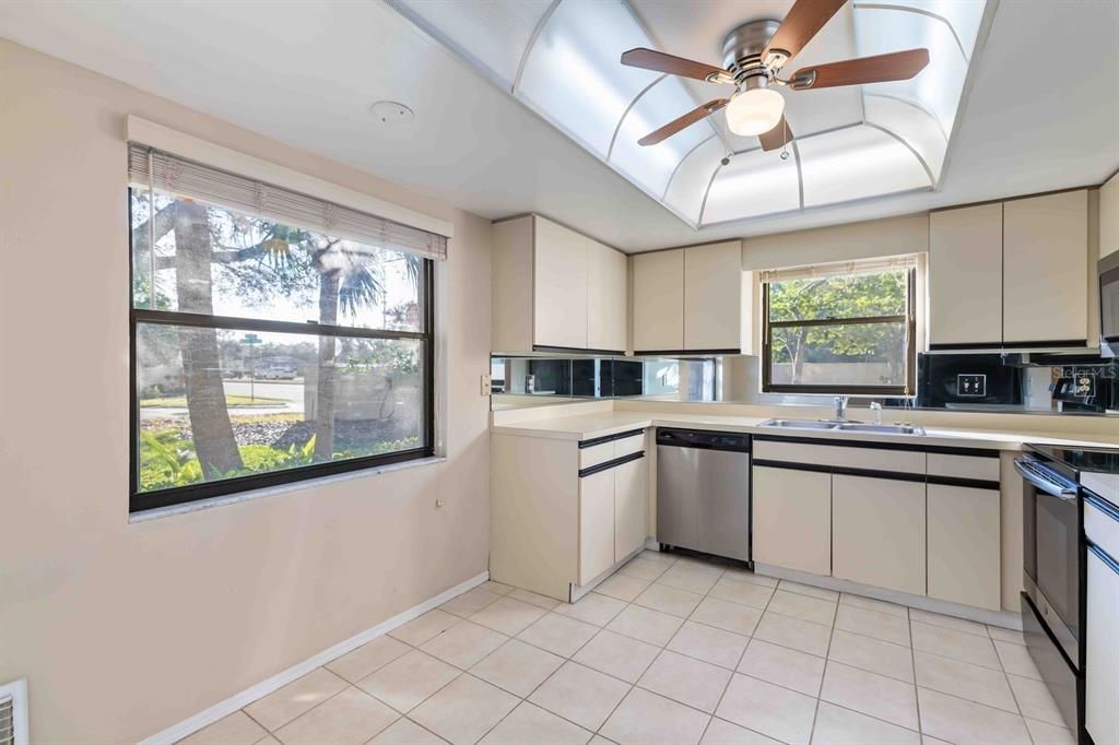 For Sale: $215,000 (2 beds, 2 baths, 1080 Square Feet)