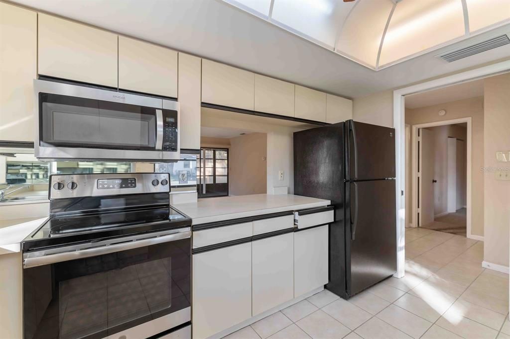 For Sale: $215,000 (2 beds, 2 baths, 1080 Square Feet)