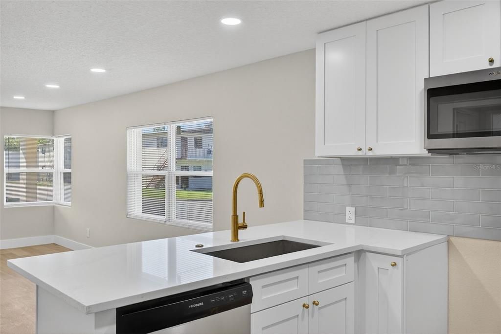 For Sale: $299,980 (3 beds, 1 baths, 864 Square Feet)