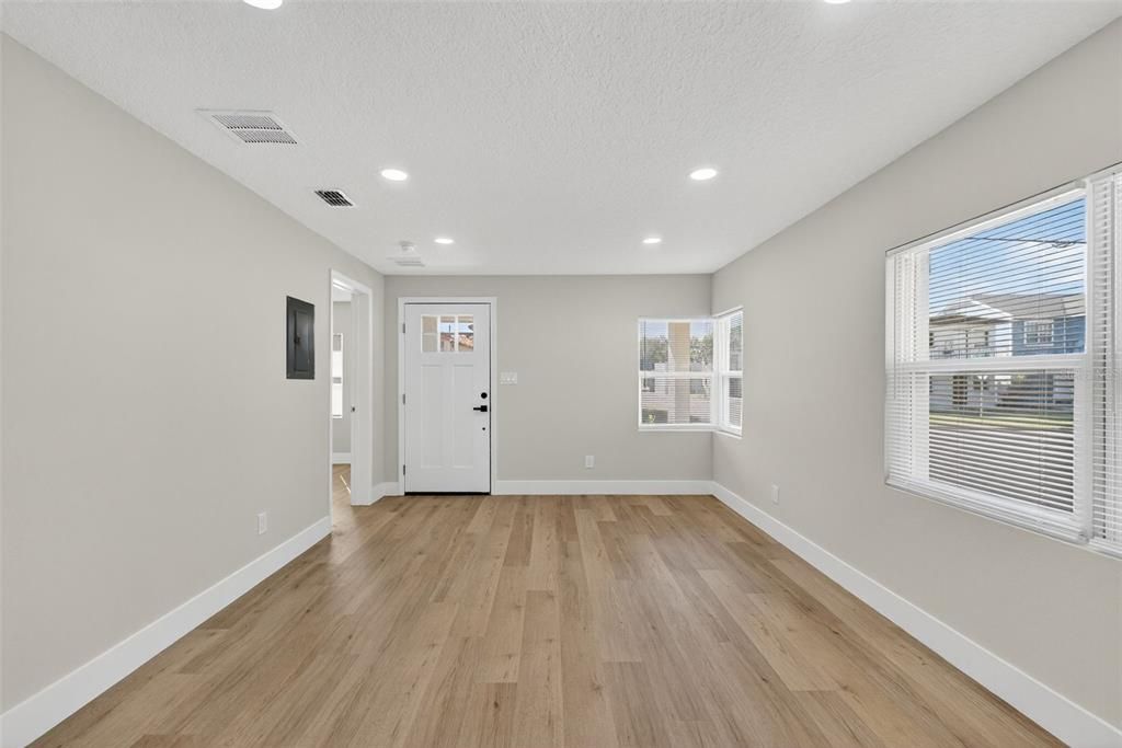 For Sale: $299,980 (3 beds, 1 baths, 864 Square Feet)