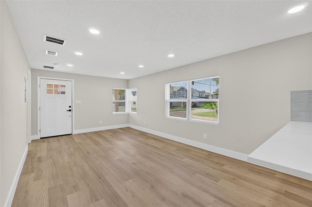 For Sale: $299,980 (3 beds, 1 baths, 864 Square Feet)