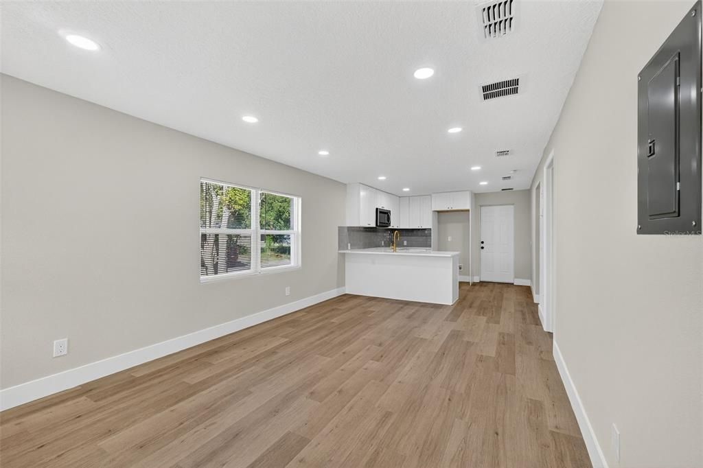 For Sale: $299,980 (3 beds, 1 baths, 864 Square Feet)