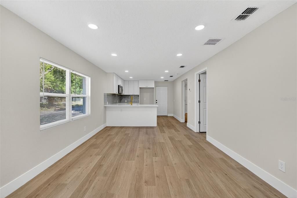 For Sale: $299,980 (3 beds, 1 baths, 864 Square Feet)