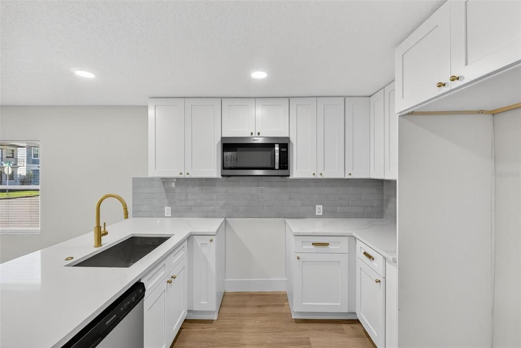 For Sale: $299,980 (3 beds, 1 baths, 864 Square Feet)