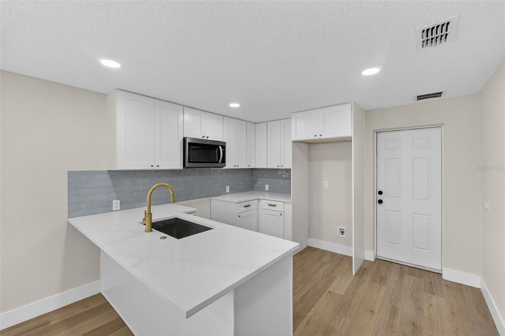 For Sale: $299,980 (3 beds, 1 baths, 864 Square Feet)