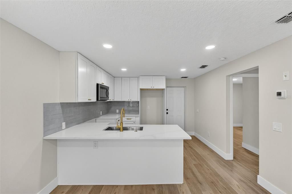 For Sale: $299,980 (3 beds, 1 baths, 864 Square Feet)