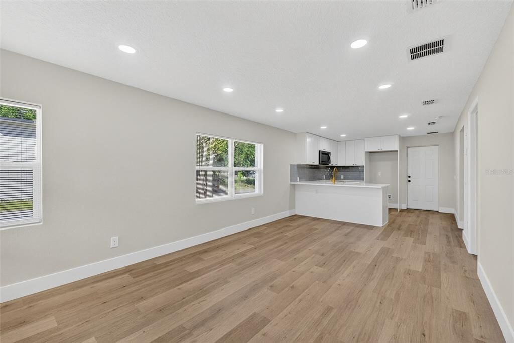 For Sale: $299,980 (3 beds, 1 baths, 864 Square Feet)