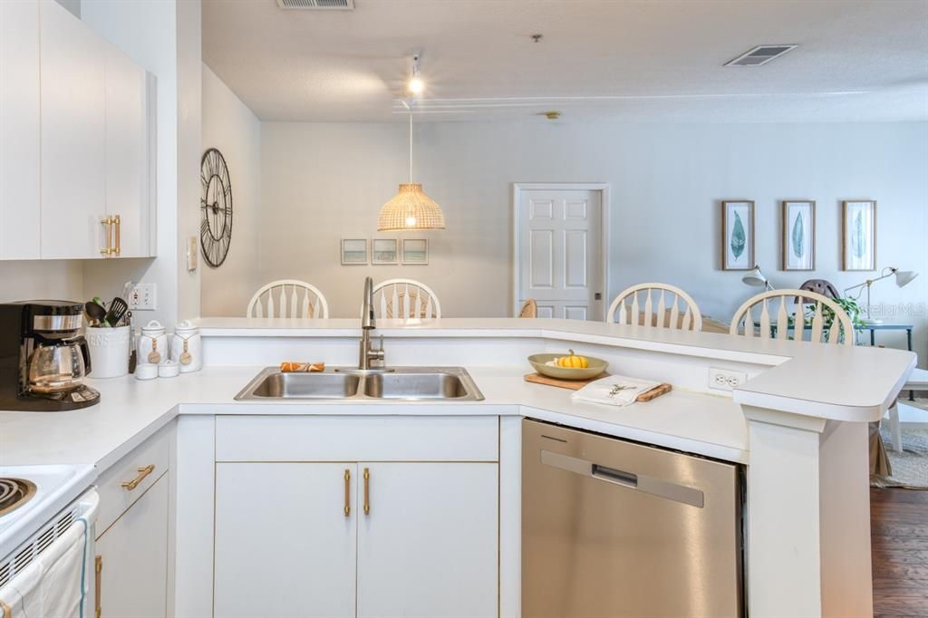 For Sale: $199,000 (2 beds, 2 baths, 1131 Square Feet)