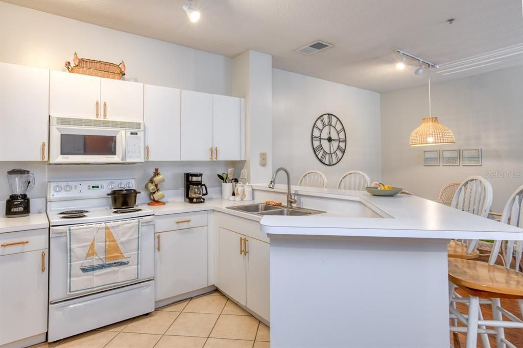 For Sale: $199,000 (2 beds, 2 baths, 1131 Square Feet)